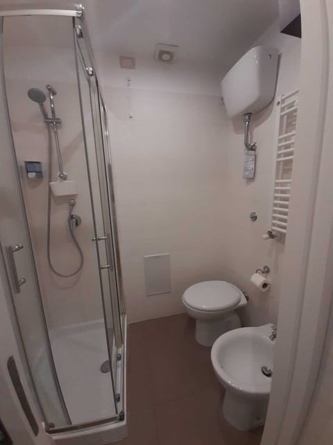 Basic Room, 1 Double Bed, Courtyard View | Bathroom | Shower, free toiletries, hair dryer, bathrobes