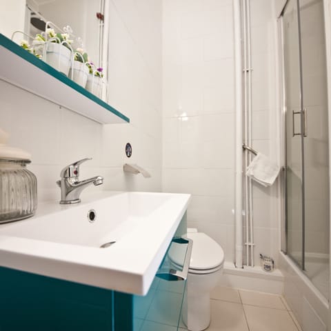 Double Room | Bathroom sink