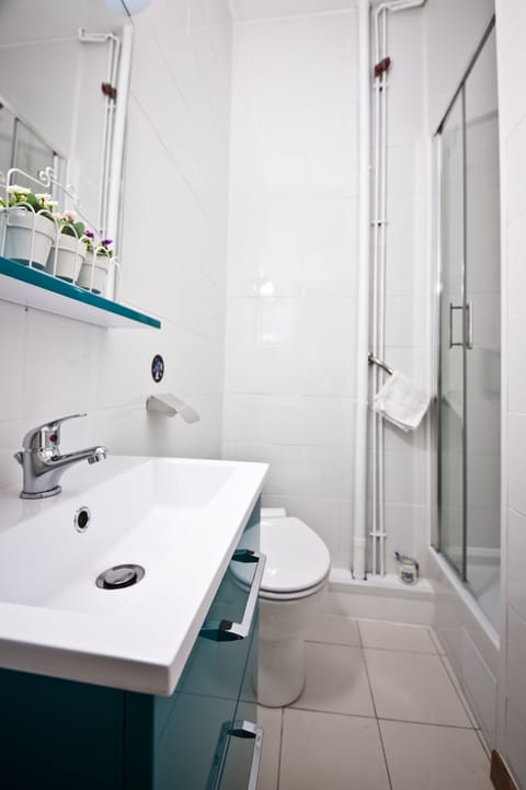 Double Room | Bathroom | Shower, free toiletries, hair dryer, towels