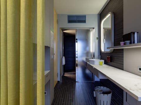 Smart Room | Bathroom | Shower, free toiletries, hair dryer, towels