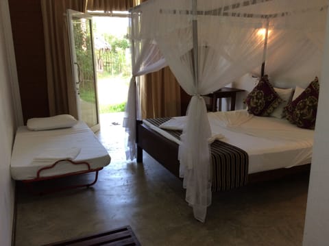 Deluxe Triple Room, Multiple Beds, Non Smoking, Garden View | Air conditioning