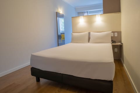 Standard Double Room (Adaptado) | Minibar, laptop workspace, free WiFi, bed sheets