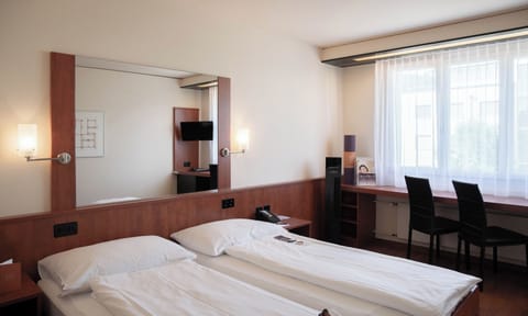 Hypo-allergenic bedding, minibar, in-room safe, desk