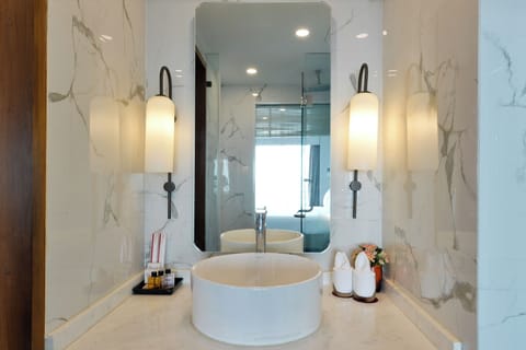 Grand Deluxe Ocean View | Bathroom | Shower, free toiletries, hair dryer, towels