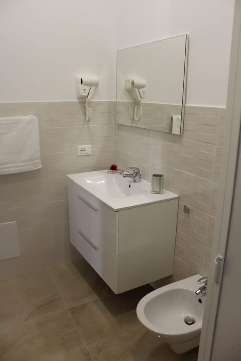 Family Room | Bathroom | Shower, rainfall showerhead, free toiletries, hair dryer