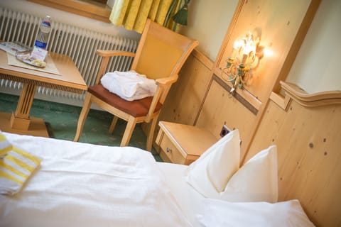 Double Room | Desk, free WiFi, bed sheets