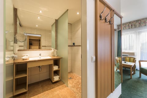 Superior Double Room | Bathroom | Shower, hair dryer, bathrobes, towels