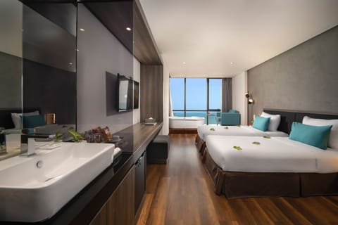 Executive Suite Twin Sea View with Bathtub | Minibar, in-room safe, desk, laptop workspace