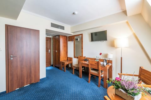 Twin Room | Desk, soundproofing, iron/ironing board, free WiFi