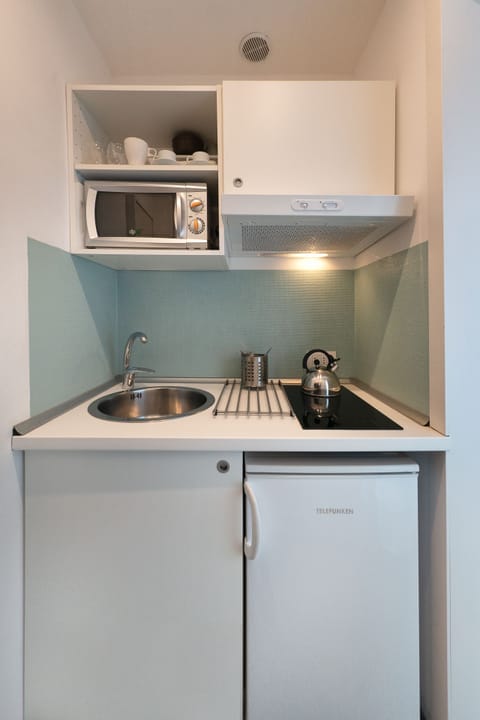 Deluxe Studio, Balcony | Private kitchen | Fridge, stovetop, espresso maker, coffee/tea maker