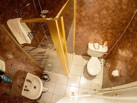 Classic Twin Room | Bathroom | Free toiletries, hair dryer, towels, soap