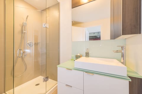 Luxury Condo, 2 Queen Beds, Non Smoking, CN Tower View (39) | Bathroom | Deep soaking tub, hair dryer, towels