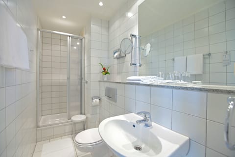 Standard Single Room (1 single bed) | Bathroom | Free toiletries, hair dryer, towels