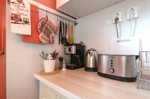 Comfort Apartment, 3 Bedrooms | Private kitchenette | Fridge, microwave, oven, stovetop