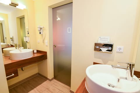 Comfort Double or Twin Room | Bathroom | Free toiletries, hair dryer, bathrobes, towels