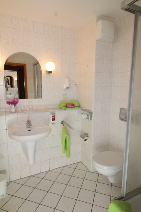 Standard Double Room | Bathroom | Shower, hair dryer, towels