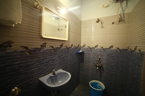 Standard Room, 1 Queen Bed, Non Smoking | Bathroom | Shower, rainfall showerhead, towels