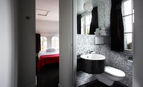 Single Room | Bathroom | Free toiletries, hair dryer, towels