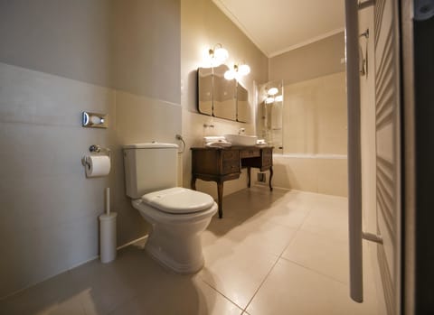 Suite for 3 people | Bathroom | Shower, free toiletries, hair dryer, towels