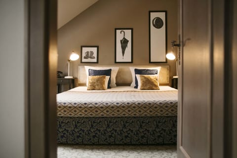 Suite for 3 people | Premium bedding, minibar, in-room safe, desk