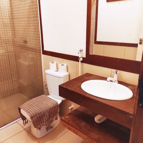 Room, Ground Floor | Bathroom | Shower, free toiletries, hair dryer, towels