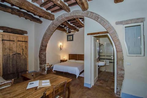 Family Room, Courtyard Area | Hypo-allergenic bedding, in-room safe, individually decorated