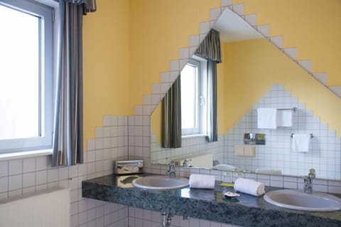 Suite | Bathroom | Shower, free toiletries, hair dryer, towels