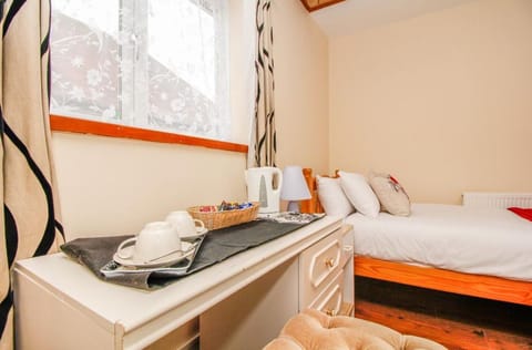 Twin Room | Soundproofing, iron/ironing board, free WiFi, bed sheets