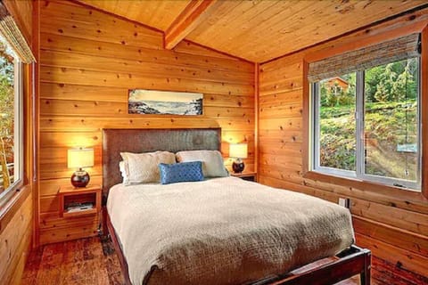 Luxury 1 Bedroom Cabin, Queen Bed, Waterfront | Premium bedding, down comforters, pillowtop beds, blackout drapes