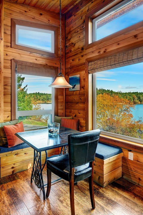 Flat-screen TV, fireplace