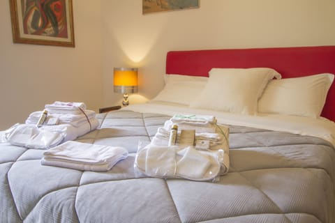 Classic Room, 1 Queen Bed, Shared Bathroom, Garden View (Quiete) | Minibar, individually decorated, individually furnished, desk