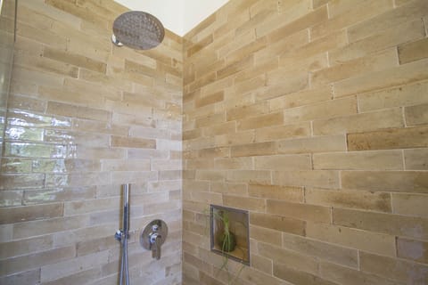 Comfort Room, Private Bathroom, Courtyard View (Corsini) | Bathroom | Shower, free toiletries, slippers, bidet