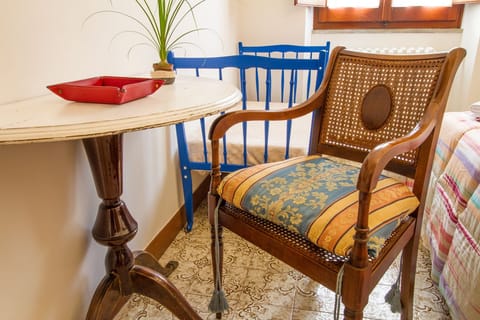 Classic Room, 1 Queen Bed, Shared Bathroom, Garden View (Quiete) | Room amenity