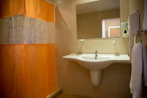 Standard Twin Room, Balcony | Bathroom | Combined shower/tub, free toiletries