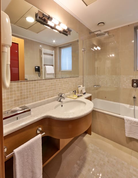 Combined shower/tub, free toiletries, hair dryer, bidet