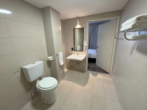 Economy Double Room | Bathroom | Shower, free toiletries, hair dryer, bidet