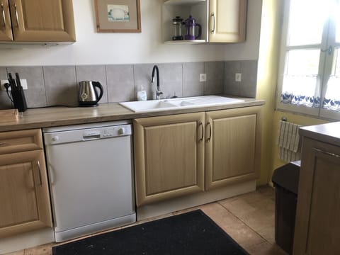 Dishwasher and sink.
Lave-vaisselle et évier