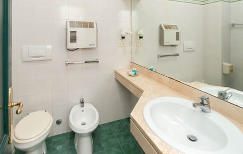 Shower, free toiletries, hair dryer, bidet