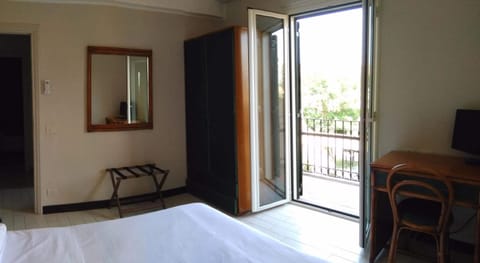 Desk, free WiFi, bed sheets