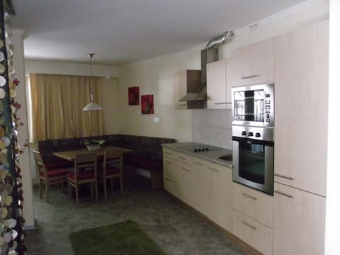 Apartment (Typ 8) | Private kitchen | Full-size fridge, microwave, oven, stovetop