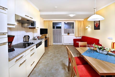 Apartment (Typ 1- 6) | Private kitchen | Full-size fridge, microwave, oven, stovetop