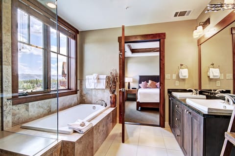 Condo, 1 Bedroom | Bathroom | Free toiletries, hair dryer, bathrobes, slippers