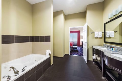 Presidential Suite, 1 King Bed, Non Smoking (One-Bedroom) | Bathroom | Free toiletries, hair dryer, towels