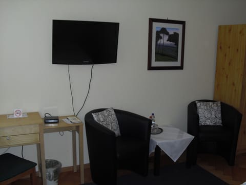 Double Room (Zimmer 3) | Desk, free WiFi