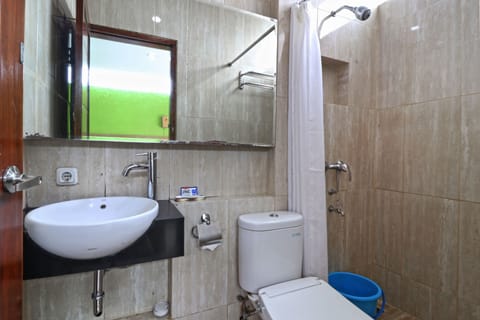 Deluxe Room, 1 King Bed | Bathroom | Shower, hydromassage showerhead, free toiletries, slippers