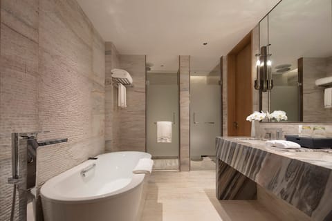 Executive Studio, 1 King Bed, Non Smoking | Bathroom | Shower, free toiletries, hair dryer, bathrobes