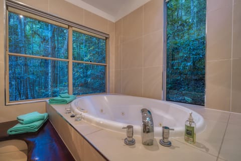 1 Bedroom Luxury Villa | Deep soaking bathtub