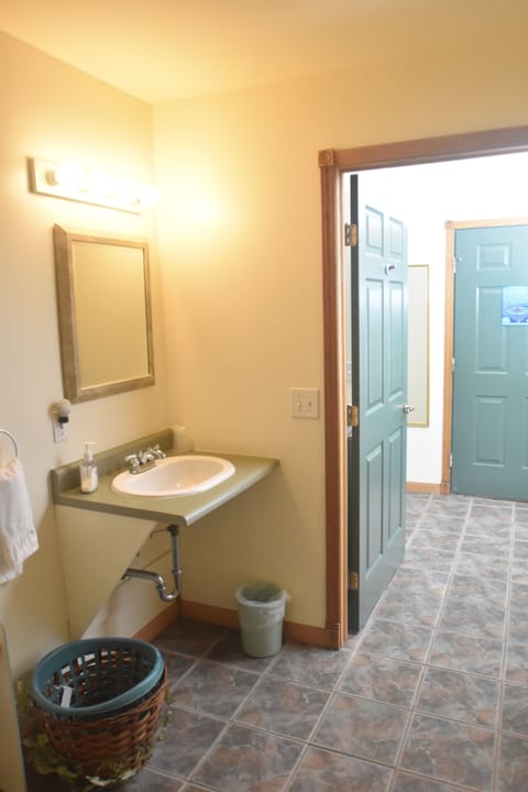 Deluxe Single Room, 1 Queen Bed | Bathroom | Shower, towels