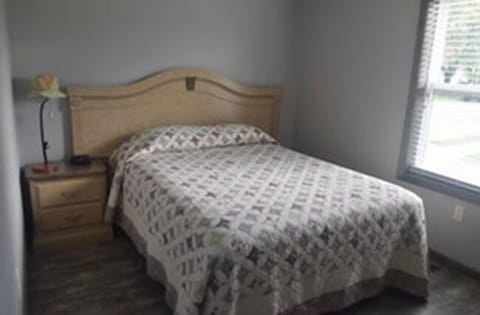 Deluxe Cabin, 2 Queen Beds | Free WiFi, bed sheets