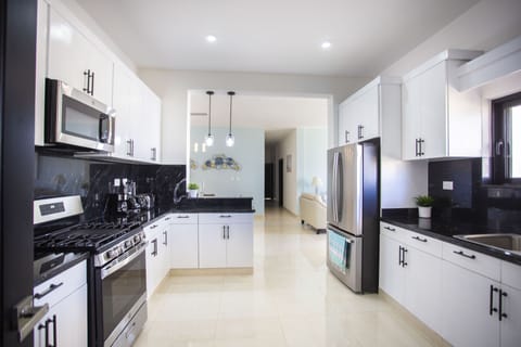 Comfort Villa | Private kitchen | Fridge, microwave, stovetop, toaster